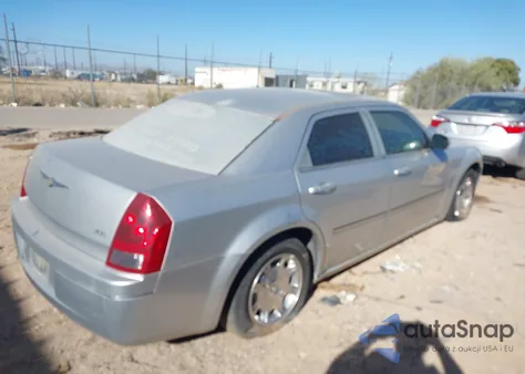 2006 Chrysler 300 Touring z USA, uszkodzony, nr VIN 2C3KA53G26H273641